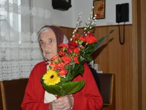 Najstarejša občanka Olga Repenšek vesela obiska 1